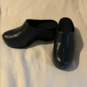 Vince
Women's Isa Clog Sandals